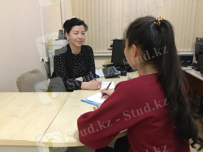 Изображение выглядит как человек, внутренний, стена, женщина Автоматически созданное описание