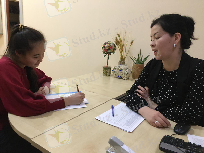 Изображение выглядит как человек, внутренний, стена, сидит Автоматически созданное описание