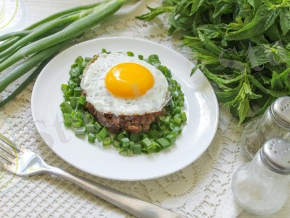 Бифштекс с яйцом, рецепт с фото