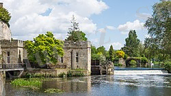 https://upload.wikimedia.org/wikipedia/commons/thumb/9/91/Warwick_Castle_-_Engine_House%2C_Waterwheel%2C_Weir%2C_and_Old_Castle_Bridge.jpg/250px-Warwick_Castle_-_Engine_House%2C_Waterwheel%2C_Weir%2C_and_Old_Castle_Bridge.jpg