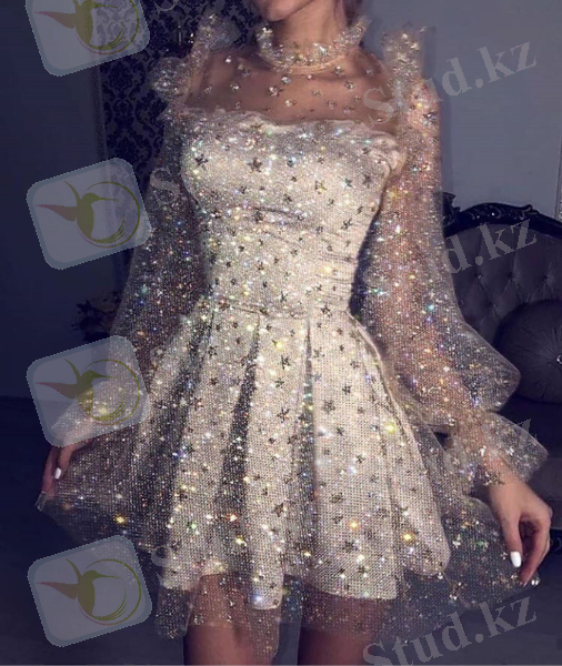 Изображение выглядит как человек, платье Автоматически созданное описание