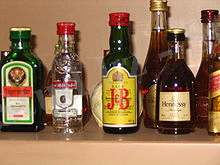 https://upload.wikimedia.org/wikipedia/commons/thumb/7/7a/Alcoholic_beverages.jpg/220px-Alcoholic_beverages.jpg