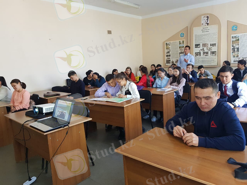 Изображение выглядит как стол, внутренний, человек, стена Автоматически созданное описание