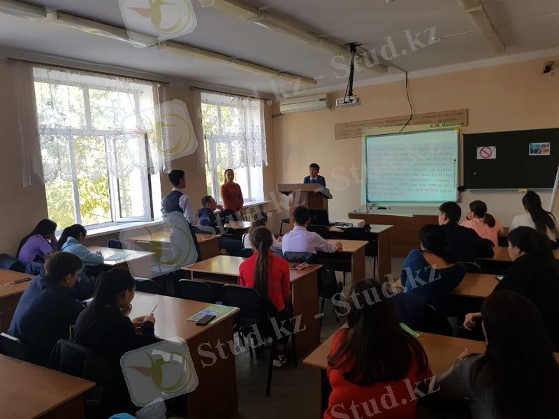 Изображение выглядит как внутренний, потолок, стена, человек Автоматически созданное описание