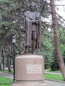https://upload.wikimedia.org/wikipedia/commons/thumb/e/ee/Momyshuly_Monument_in_Almaty.jpg/250px-Momyshuly_Monument_in_Almaty.jpg