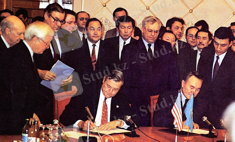 Назарбаев_Дерр_подпис_06.04.1993__.jpg