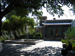 http://upload.wikimedia.org/wikipedia/commons/thumb/5/56/Tashkent_museum_of_applied_arts.jpg/250px-Tashkent_museum_of_applied_arts.jpg