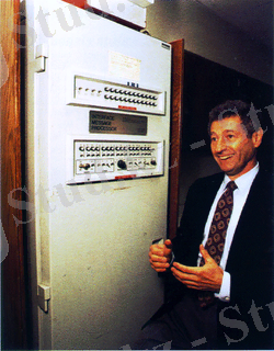 http://upload.wikimedia.org/wikipedia/commons/thumb/6/68/Leonard-Kleinrock-and-IMP1.png/250px-Leonard-Kleinrock-and-IMP1.png
