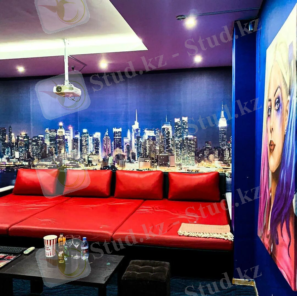 Изображение выглядит как в помещении, красный, потолок Автоматически созданное описание