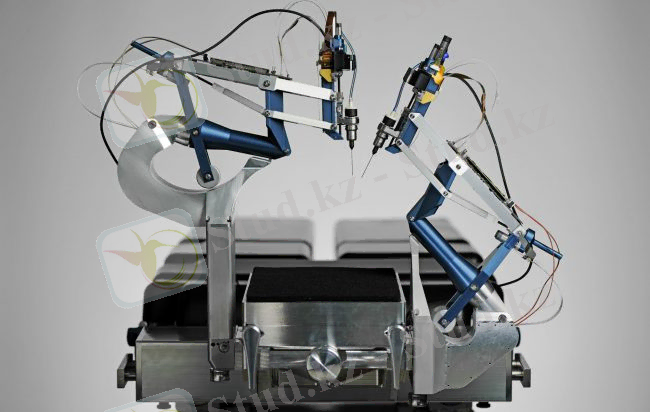 Роботы осуществили первую в истории успешную операцию внутри человеческого глаза