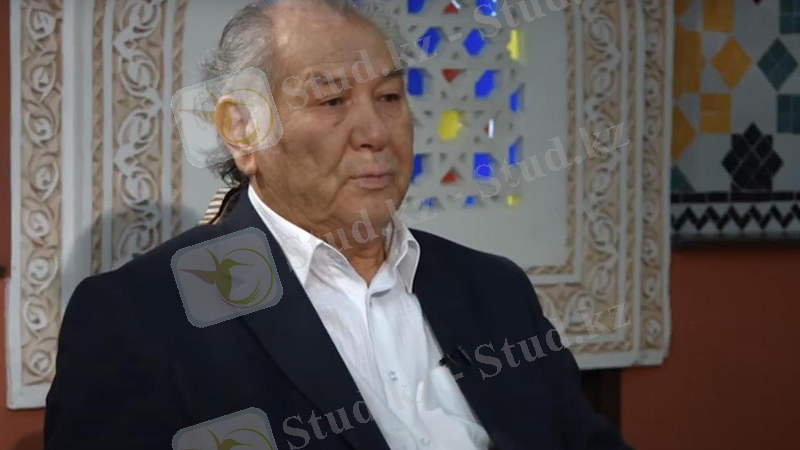 Дулат Исабеков во время интервью