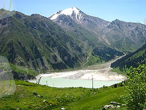 Большое Алматинское озеро в июне