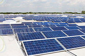 Күн сәулесінің PV модульдері тегіс шатырға орнатылған.