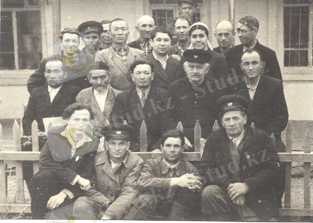 Коллектив заповедника с первым директором заповедника Тризна Борисом Петровичем.