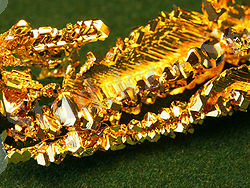 http://upload.wikimedia.org/wikipedia/commons/thumb/c/c5/Au_crystals1.jpg/250px-Au_crystals1.jpg