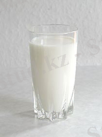 https://upload.wikimedia.org/wikipedia/commons/thumb/0/0e/Milk_glass.jpg/210px-Milk_glass.jpg