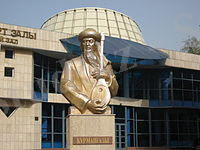https://upload.wikimedia.org/wikipedia/commons/thumb/2/20/Kurmangazy_Sagyrbayuly_monument_in_Almaty.JPG/200px-Kurmangazy_Sagyrbayuly_monument_in_Almaty.JPG