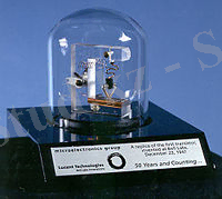 https://upload.wikimedia.org/wikipedia/commons/thumb/b/bf/Replica-of-first-transistor.jpg/200px-Replica-of-first-transistor.jpg