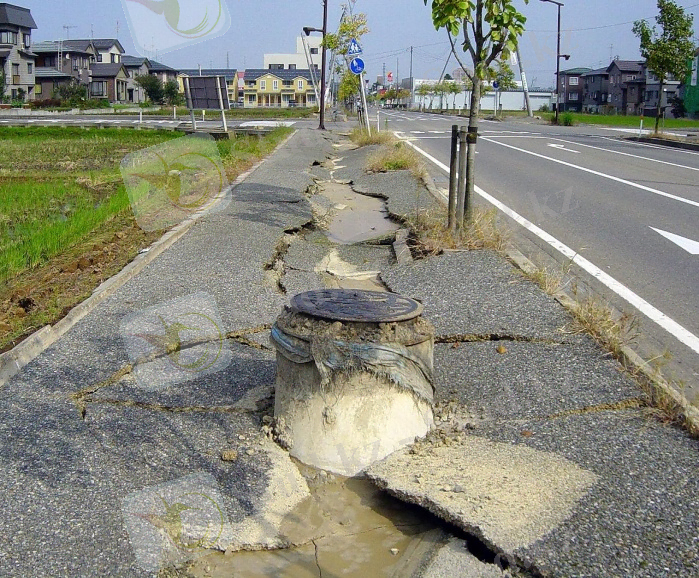 https://upload.wikimedia.org/wikipedia/commons/thumb/1/1e/Chuetsu_earthquake-earthquake_liquefaction1.jpg/1280px-Chuetsu_earthquake-earthquake_liquefaction1.jpg