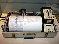 https://upload.wikimedia.org/wikipedia/commons/thumb/0/0f/Kinemetrics_seismograph.jpg/200px-Kinemetrics_seismograph.jpg