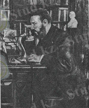 Изобретатель Белл за своим телефоном усовершенствованной формы. Это один из первых "настольных" телефонов.