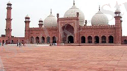Badshahi Mosque July 1 2005 pic32 by Ali Imran (1).jpg