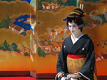 http://upload.wikimedia.org/wikipedia/commons/thumb/e/e5/Geisha_at_Asakusa_%28DORONKO%29_001.jpg/220px-Geisha_at_Asakusa_%28DORONKO%29_001.jpg