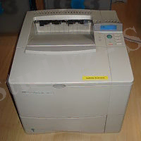 https://upload.wikimedia.org/wikipedia/commons/thumb/3/34/HP_LaserJet_4000n.jpg/200px-HP_LaserJet_4000n.jpg