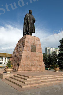 https://upload.wikimedia.org/wikipedia/commons/thumb/f/fd/Abay_Monument_Almaty.jpg/220px-Abay_Monument_Almaty.jpg