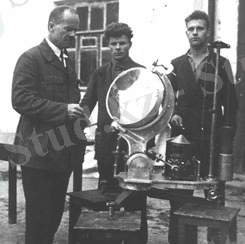 Слева у целостата акад. АН СССР В.Г.Фесенков (1889-1972), создатель обсерватории в Кучино, один из главных инициаторов создания ГАИШ. Рядом с ним - сотрудники обсерватории