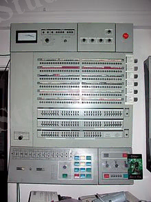 https://upload.wikimedia.org/wikipedia/commons/thumb/6/6a/IBM360-65-1.corestore.jpg/220px-IBM360-65-1.corestore.jpg
