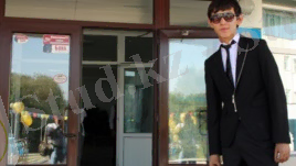 Азамат Оразбек мектебінің алдында тұр. Aлматы, 1 қыркүйек 2012.