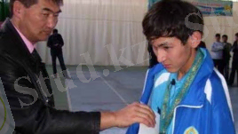 Азамат Оразбектің Лондондағы паралимпиадаға іріктеу жарысында алтын медальмен марапатталған сәті. Шымкент, 7 қыркүйек 2011.