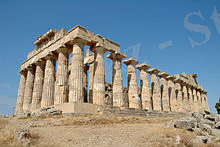 https://upload.wikimedia.org/wikipedia/commons/thumb/b/b1/Sicily_Selinunte_Temple_E_%28Hera%29.JPG/220px-Sicily_Selinunte_Temple_E_%28Hera%29.JPG