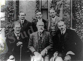 Hall Freud Jung in front of Clark 1909.jpg