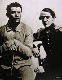 https://upload.wikimedia.org/wikipedia/commons/thumb/6/66/Leo_Tolstoy_and_his_brother_Nikolai.JPG/200px-Leo_Tolstoy_and_his_brother_Nikolai.JPG