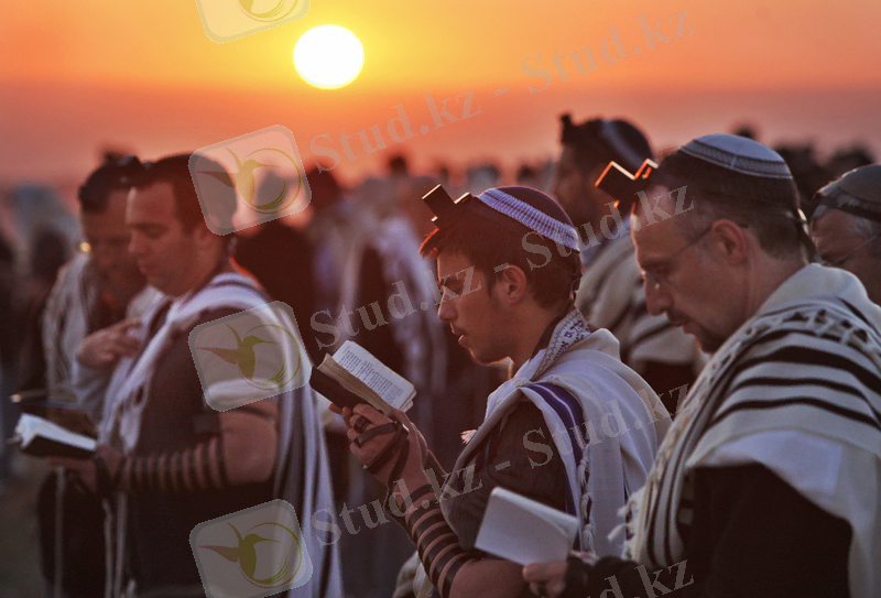http://www.howdonkey.com/pics/19/observe-the-morning-prayer-in-orthodox-judaism.jpg