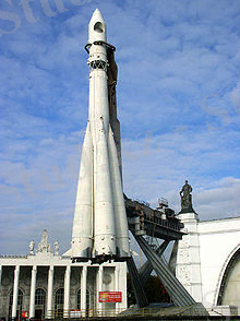 https://upload.wikimedia.org/wikipedia/commons/thumb/2/2b/Russia-Moscow-VDNH-Rocket_R-7-1.jpg/220px-Russia-Moscow-VDNH-Rocket_R-7-1.jpg