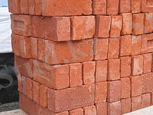 https://upload.wikimedia.org/wikipedia/commons/thumb/5/5d/Stapel_bakstenen_-_Pile_of_bricks_2005_Fruggo.jpg/220px-Stapel_bakstenen_-_Pile_of_bricks_2005_Fruggo.jpg