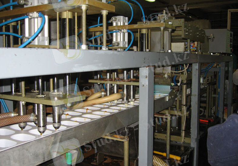 Процесс работы производственного оборудования в цеху.