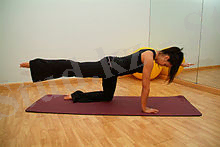 https://upload.wikimedia.org/wikipedia/commons/thumb/9/91/Pilates_01.jpg/220px-Pilates_01.jpg